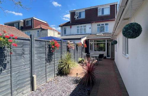 Bradley Stoke House | Maple Leaf Guest House