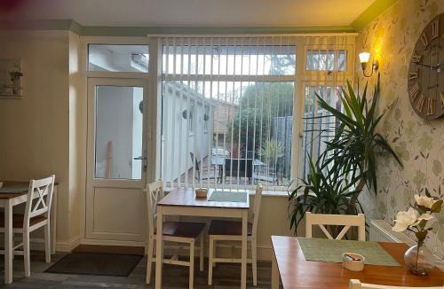 Bradley Stoke House | Maple Leaf Guest House