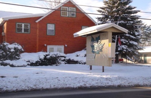 Lake Placid Hotel | Maple Leaf Inn - Lake Placid - Two Double bed with kitchenette