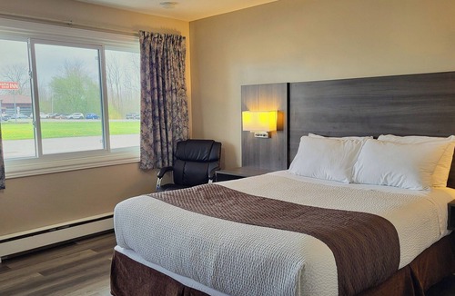 Kincardine Hotel | Maple Leaf Inn & Suites