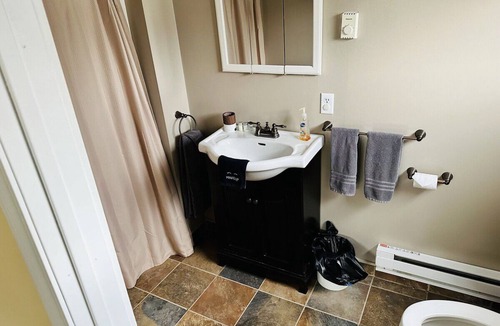 Schroon Lake Hotel | Maple Leaf Lodge- Deluxe Suite 2