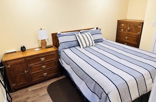 Schroon Lake Hotel | Maple Leaf Lodge- Deluxe Suite 2