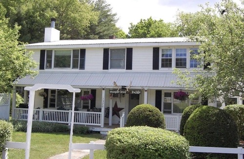 Schroon Lake Hotel | Maple Leaf Lodge- Deluxe Suite 2