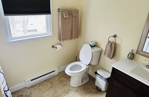 Schroon Lake Hotel | Maple Leaf Lodge- Deluxe Suite 3