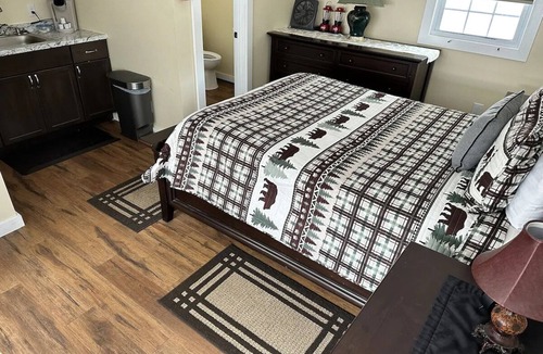 Schroon Lake Hotel | Maple Leaf Lodge- Privacy Cabin 113