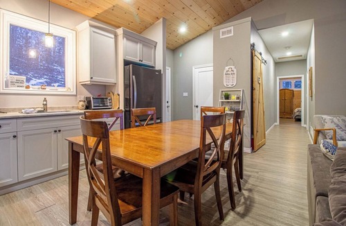 Purdy Cottage | Maple Leaf Lodge - Two Bedroom Cottage, Sleeps 10