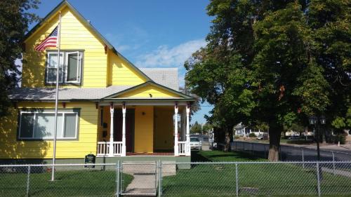 West Central Apartment | Maple Leaf Manor Suites