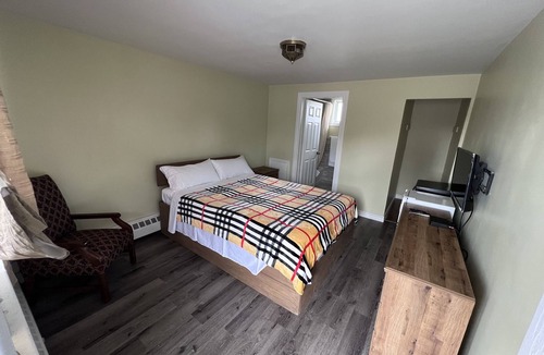 Delhi Hotel | Maple Leaf Motel