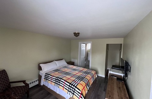 Delhi Hotel | Maple Leaf Motel