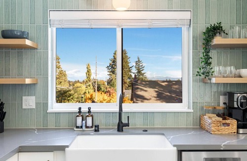 Seattle House | Maple Leaf Retreat |2BD 3B| Garage Parking