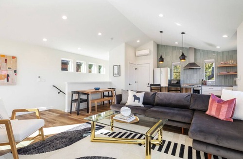 Seattle House | Maple Leaf Retreat |2BD 3B| Garage Parking