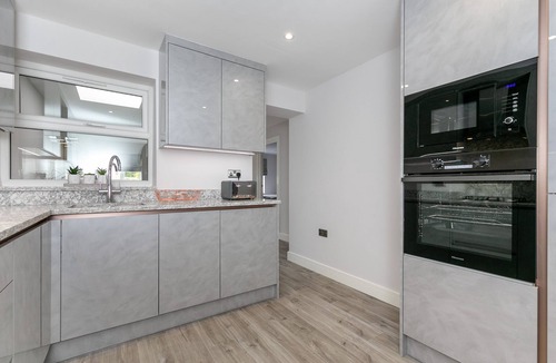 Reading Apartment | Maple Lodge - 3-Bed, 3-Bath with Garden & Parking