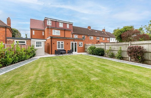 Reading Apartment | Maple Lodge - 3-Bed, 3-Bath with Garden & Parking