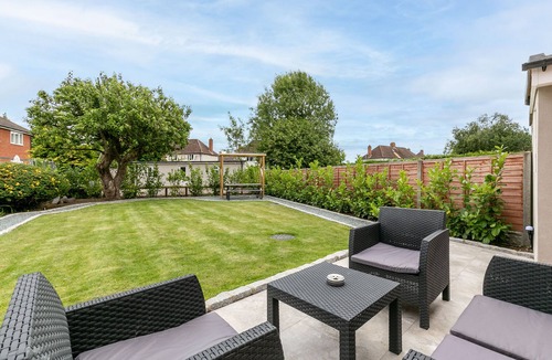 Reading Apartment | Maple Lodge - 3-Bed, 3-Bath with Garden & Parking