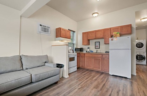 West Central Apartment | Maple Manor Central Retreat