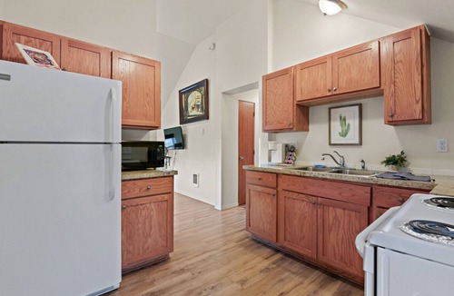 West Central Apartment | Maple Manor City View