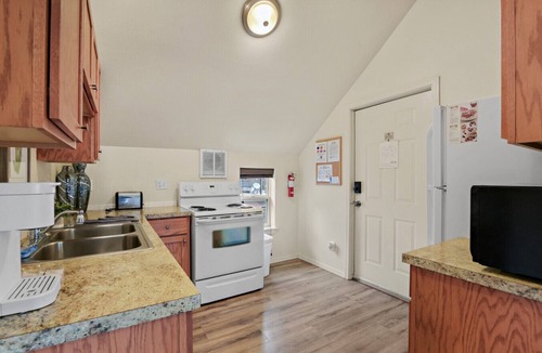 West Central Apartment | Maple Manor City View