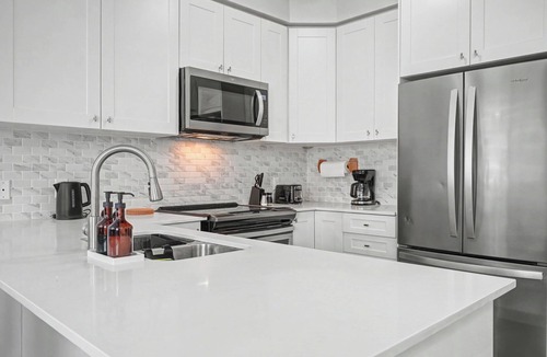 Pickering House | Maple Nest - 4 Beds, 3.5 Baths, 2 Park, Backyard