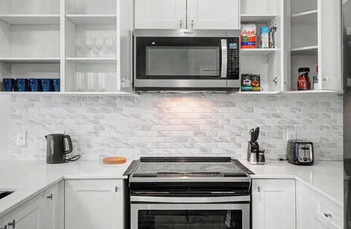 Pickering House | Maple Nest - 4 Beds, 3.5 Baths, 2 Park, Backyard