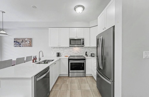 Pickering House | Maple Nest - 4 Beds, 3.5 Baths, 2 Park, Backyard