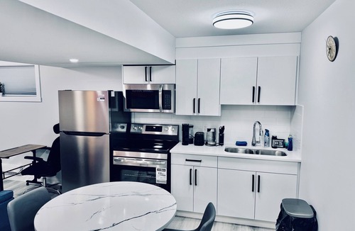 Regina House | Maple Nest @ The Greens – Cozy, Tastefully Furnished Basement Suite