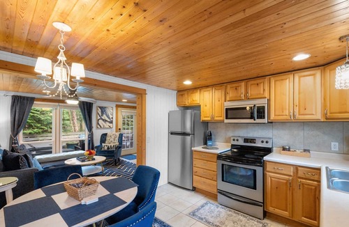 Saugatuck Villa | Maple Ridge Blue Cottage-HOT TUB!