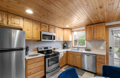 Saugatuck Villa | Maple Ridge Blue Cottage-HOT TUB!