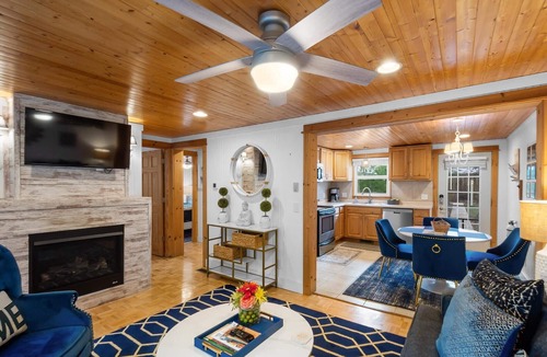 Saugatuck Villa | Maple Ridge Blue Cottage-HOT TUB!