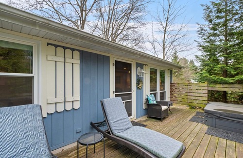 Saugatuck Villa | Maple Ridge Blue Cottage-HOT TUB!