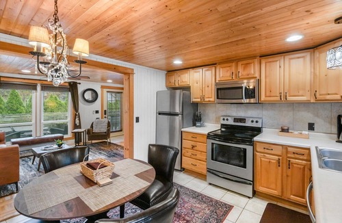 Saugatuck Villa | Maple Ridge Brown Cottage HOT TUB!