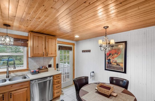 Saugatuck Villa | Maple Ridge Brown Cottage HOT TUB!