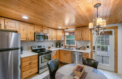 Saugatuck Villa | Maple Ridge Brown Cottage HOT TUB!