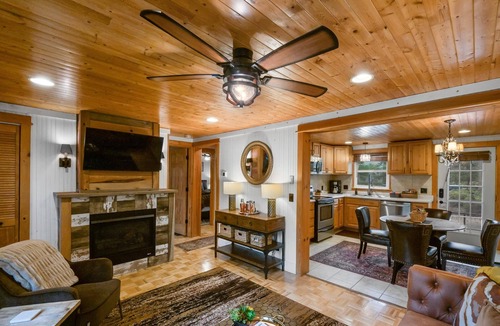 Saugatuck Villa | Maple Ridge Brown Cottage HOT TUB!