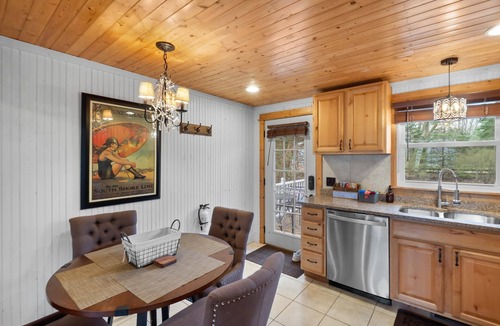 Saugatuck Villa | Maple Ridge Red Cottage HOT TUB!