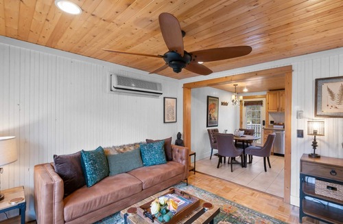 Saugatuck Villa | Maple Ridge Red Cottage HOT TUB!