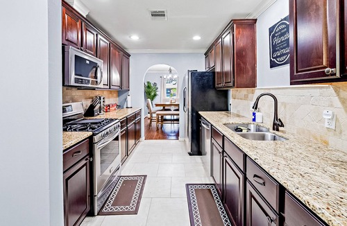 Spring Branch West House | Mapleton Place | House in Houston with fireplace, patio, & W/D