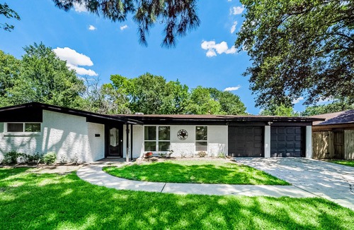 Spring Branch West House | Mapleton Place | House in Houston with fireplace, patio, & W/D