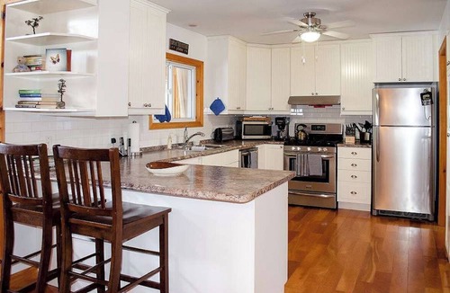 Cloyne Cottage | Mapleview - Three Bedroom Cottage, Sleeps 12
