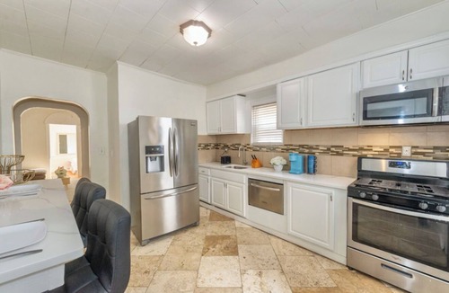 Maplewood House | Maplewood: 2BR/2BA:Near Train, Pets, Laundry, ParkIng