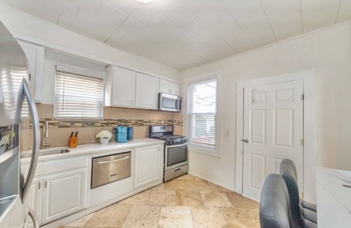 Maplewood House | Maplewood: 2BR/2BA:Near Train, Pets, Laundry, ParkIng