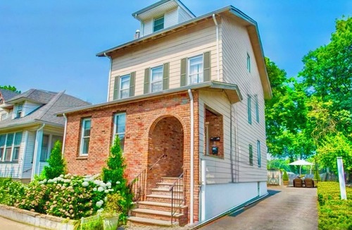 Maplewood House | Maplewood: 2BR/2BA:Near Train, Pets, Laundry, ParkIng