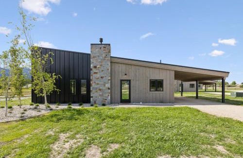 Hamilton House | Mara Luxury Cabin- Maple