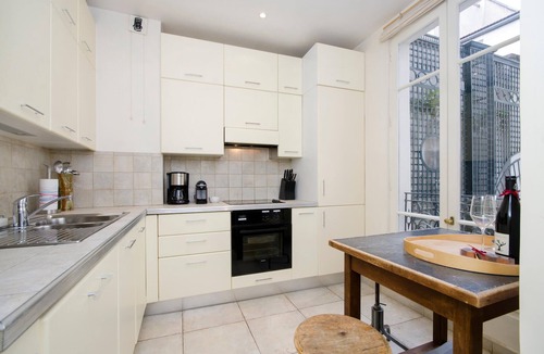 Quartier Sainte-Avoye Apartment | Marais Estate:A 17th-Cent Magnolia Courtyard Facing the Historic Hôtel Jean Bart