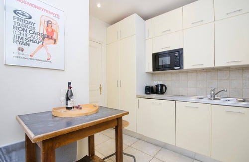 Quartier Sainte-Avoye Apartment | Marais Estate:A 17th-Cent Magnolia Courtyard Facing the Historic Hôtel Jean Bart