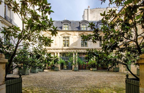 Quartier Sainte-Avoye Apartment | Marais Estate:A 17th-Cent Magnolia Courtyard Facing the Historic Hôtel Jean Bart