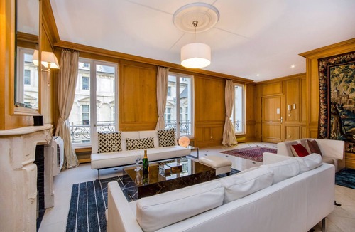 Quartier Sainte-Avoye Apartment | Marais Estate:A 17th-Cent Magnolia Courtyard Facing the Historic Hôtel Jean Bart