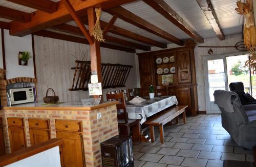 La Taillee House | MARAIS POITEVIN bord rivière pêche ,barque, vélos, wifi, linge, cheminée, cuisine, terrain de boules