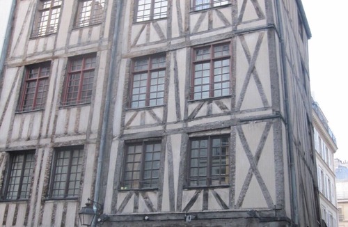 Saint-Gervais Apartment | MARAIS STUDIO MINUTES WALK TO NOTRE DAME. FREE WIFI. ELEVATOR