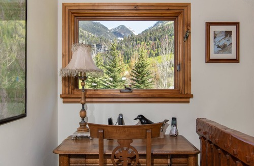 Carbondale House | Marble at its Finest! 5 STAR Mtn Chalet in the heart of the Rockies. Views, wifi