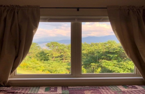 Chalet Village Condo | March-Stay 2 Nights Get 3rd Night FREE!Mountain Top Studio with Smoky Mtn Views!